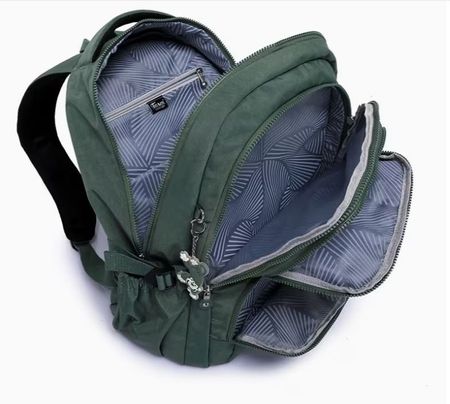 Sac à dos avec nombreuses poches.
