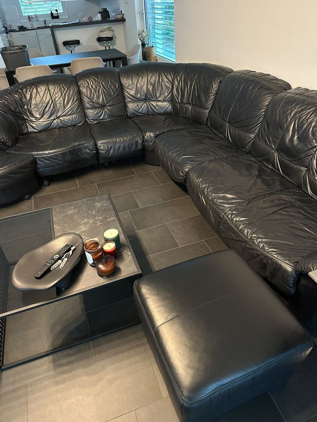 Sofas: Ledersofa schwarz mit Hocker – Gebraucht aus Eschlikon TG von lor_hp9v 1