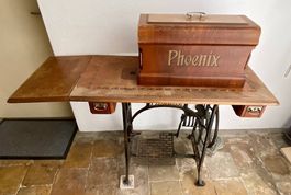 Alte Phoenix Tretnähmaschine