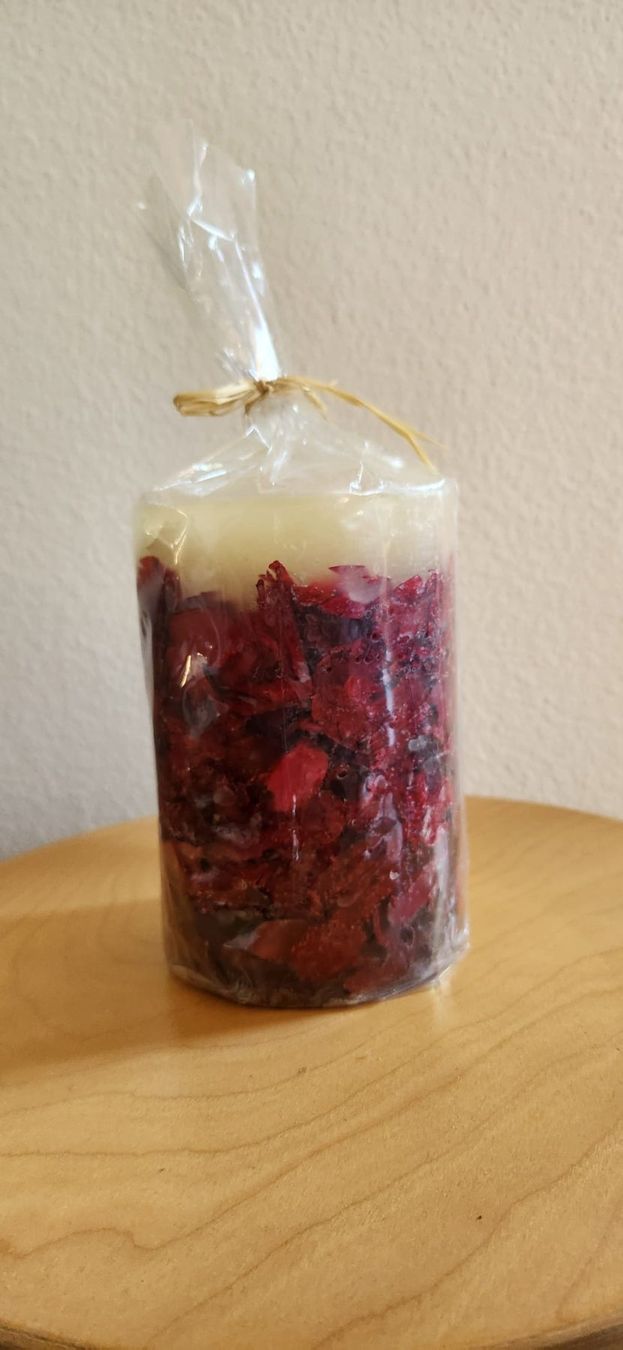 Kerzen: Schöne Duftkerze rot mit Blütenblättern – Neu und originalverpackt aus Zürich von syl_bhd2 1