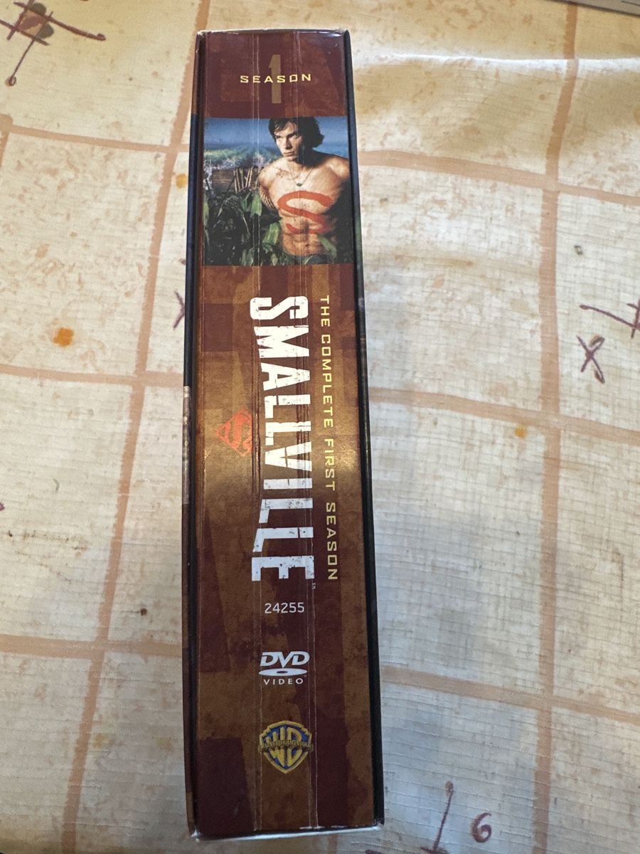 Tutti i DVDs: Smallville Staffel 1 DVD Box Set Code 1 Englisch – Usato da Schaffhausen venduto da D-MAC 1