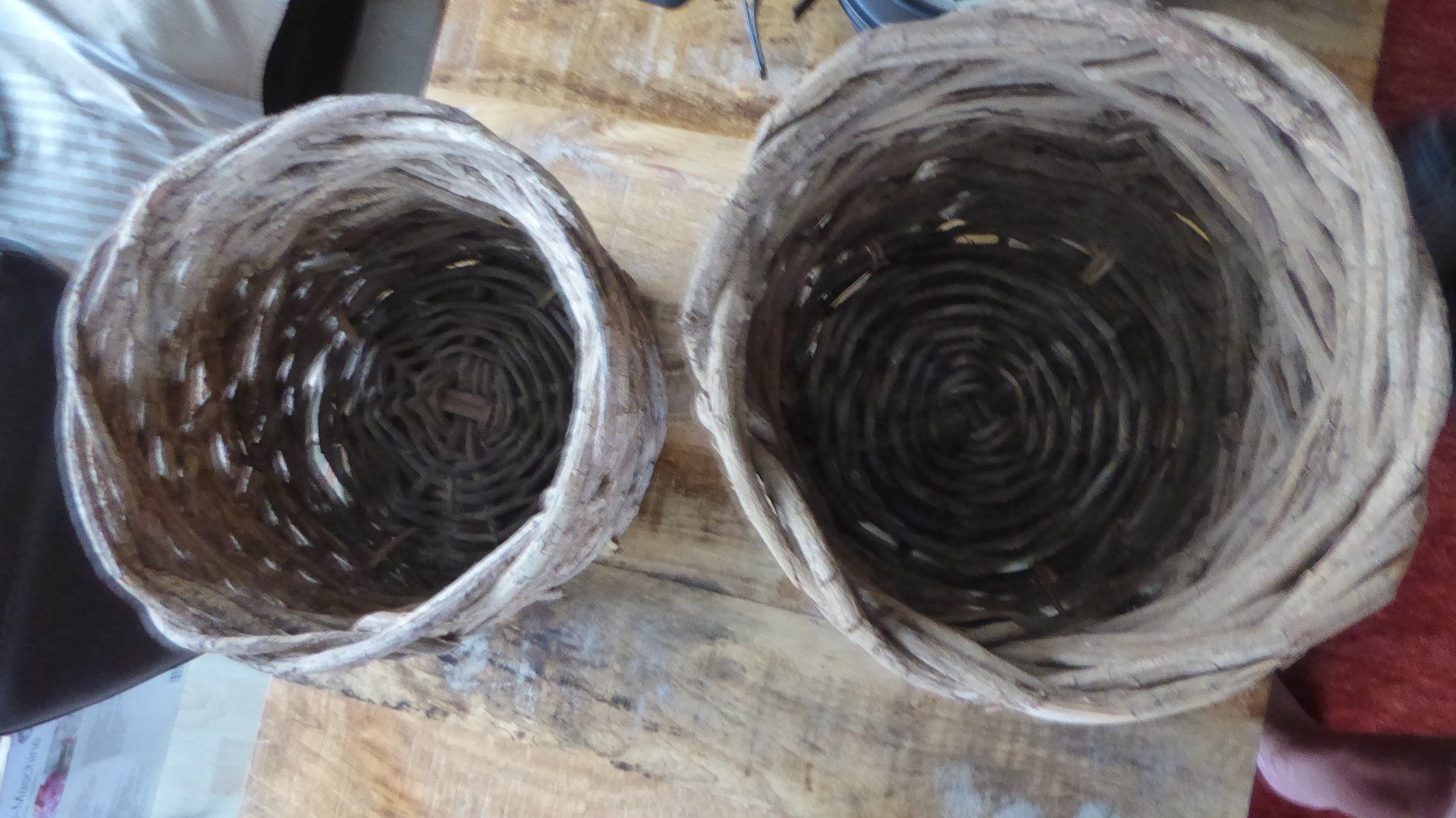 Tutte le decorazioni: 2 geflochtene Blumenübertopf/ Abfalleimer – Usato da Sargans venduto da Benziner 1