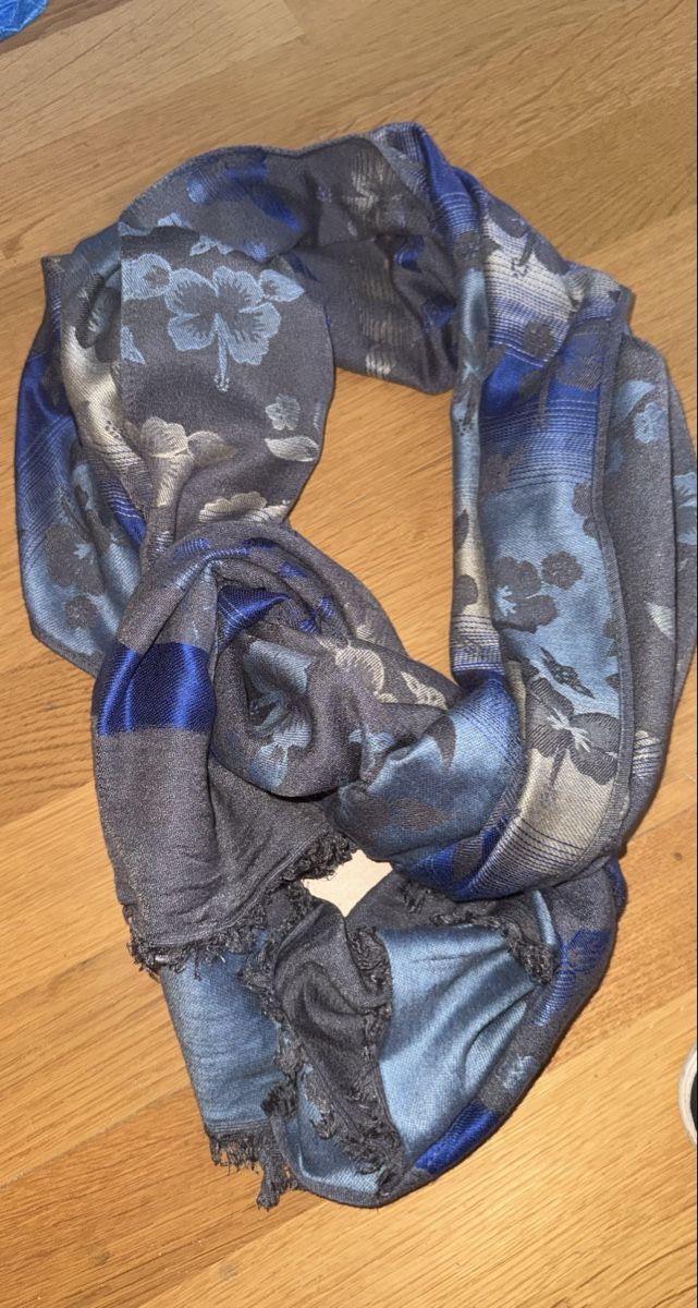 Foulards, Tücher & Schals: Schöner Schal Blautöne – Gebraucht aus Gümligen von morticiaaddams