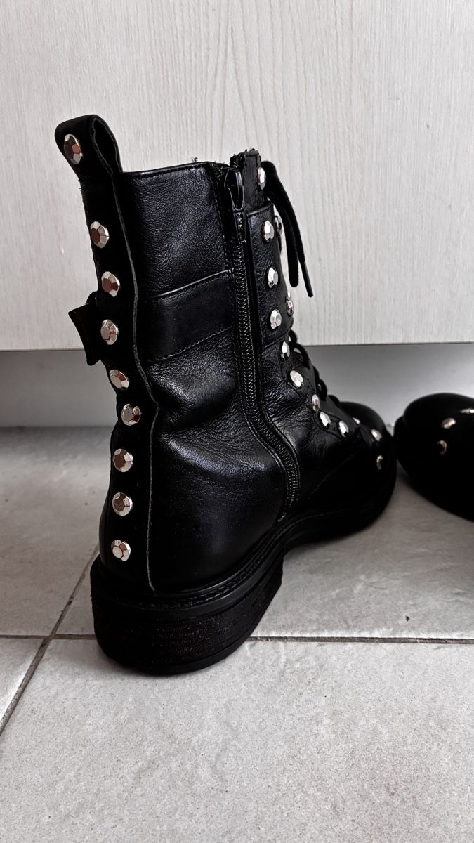 Scarpe da donna: Black studded leather boots – Usato da Zürich venduto da tha_nhm8 4