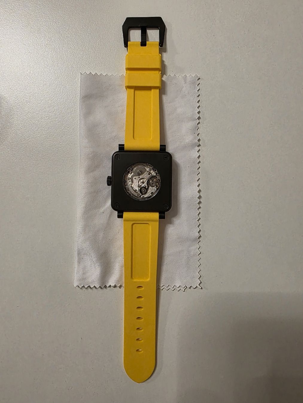 Montres: Quadratische mechanische Skelettuhr, Schwarz, Gelb – Neuf (Voir description) à Dietikon par johnstrupi 1
