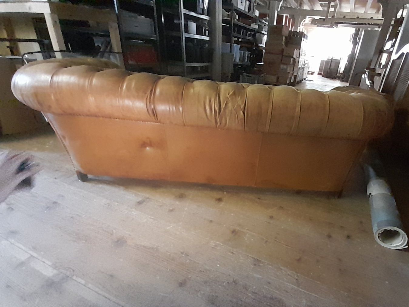 Chesterfield Divani: Chesterfield Sofa braun mit viel Patina – Usato da Hittnau venduto da v-v-onlineverkauf 9