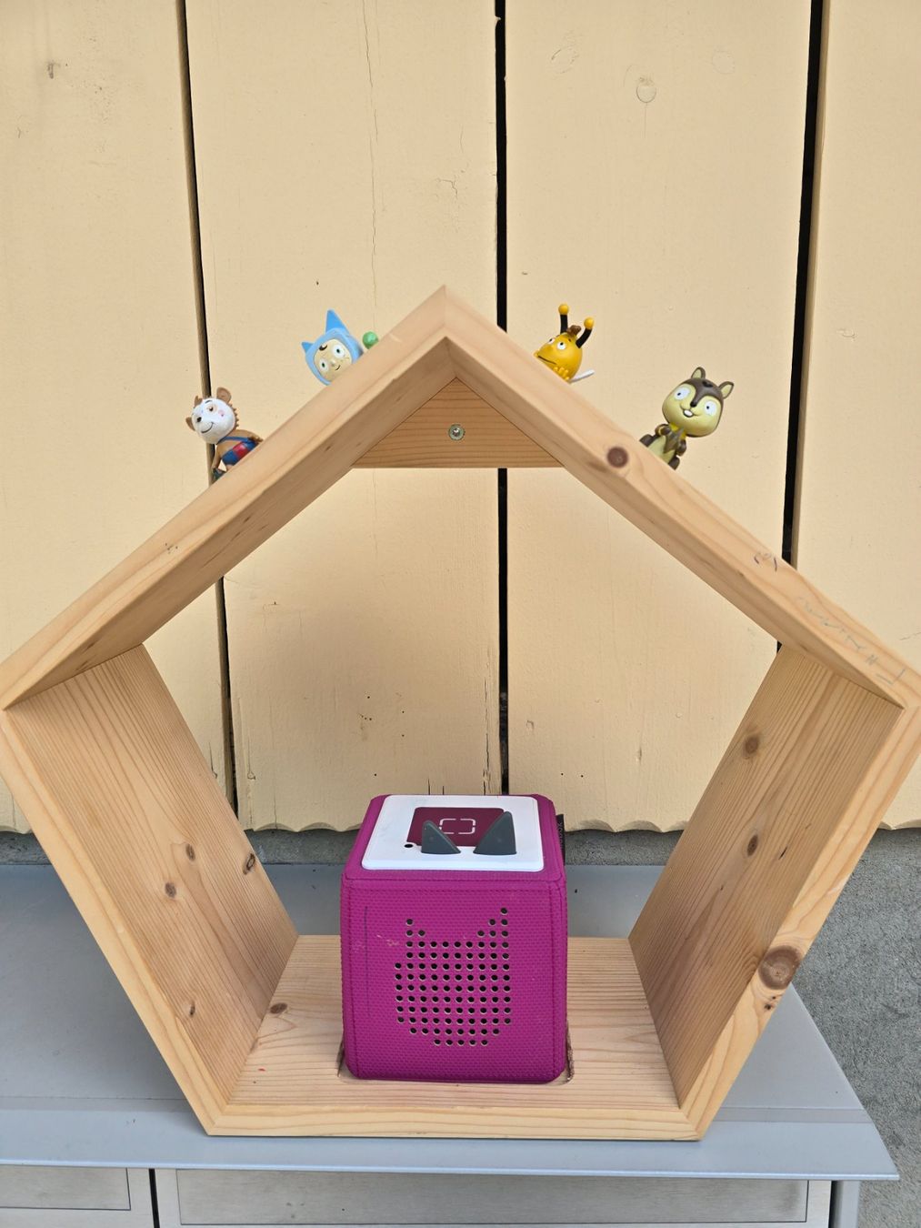 Tonies Spielzeuge: Toniebox Halterung aus Holz – Gebraucht aus Turbenthal von Smile2020 1