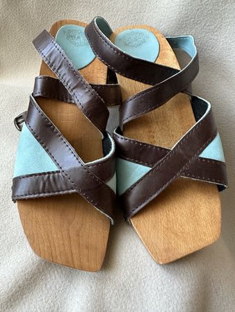 TOKUSHUU Schuhe aus Holz und Leder