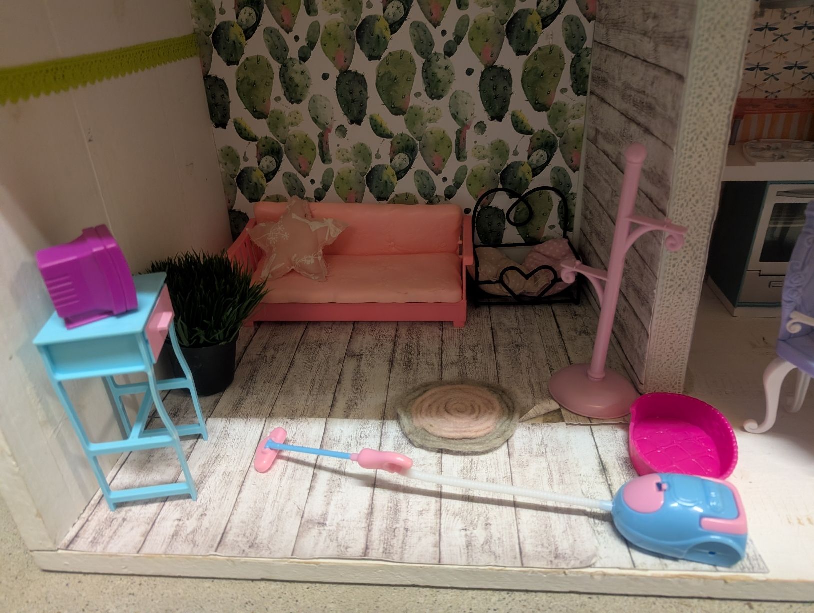 Barbie Case e mobili per bambole: Barbiehaus selfmade inkl Einrichtung  – Usato da Grünen venduto da nic_7jmp 2