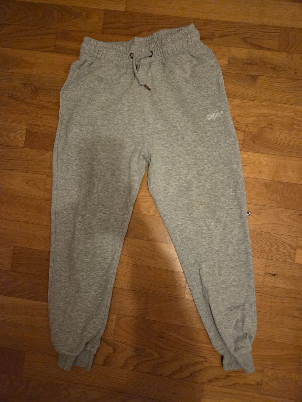 Snipes Pantaloni: Coole Trainerhose von SNIPES GR.XS – Usato da Boppelsen venduto da Guggerlisi