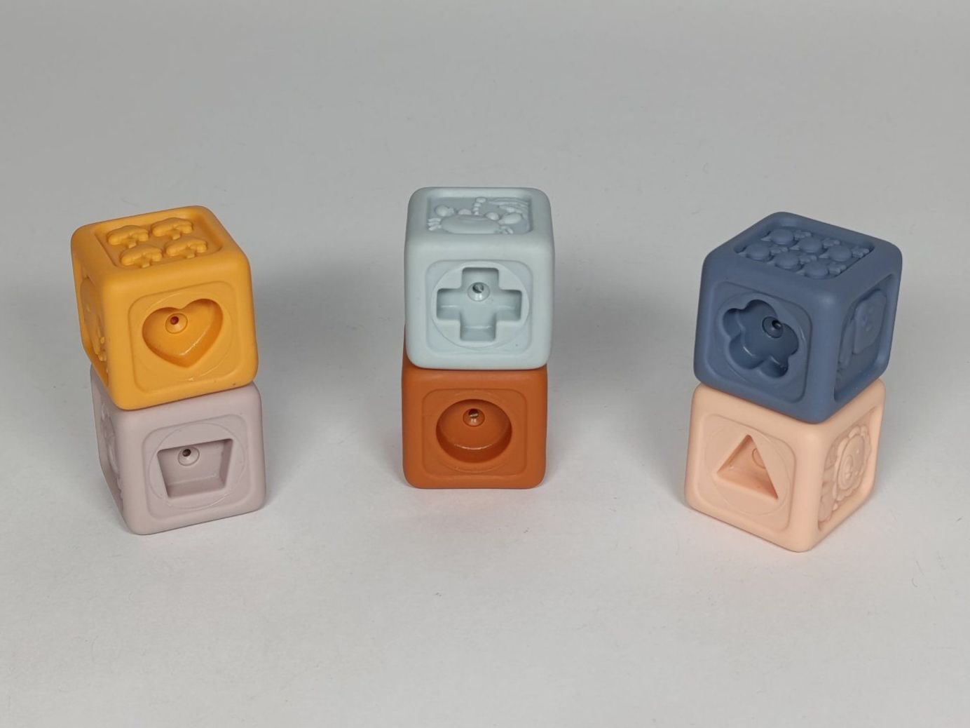 Giocattoli: 6 cubes éducatifs en caoutchouc à encastrer 4.5 cm – Usato da Thielle venduto da Plusvalue_Neuchatel 2