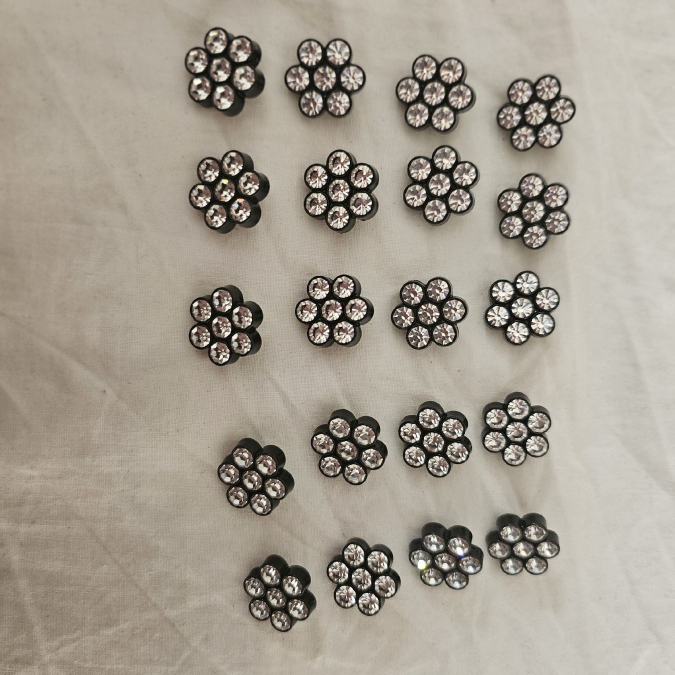 Knöpfe: 20 strass Knöpfe  neu – Neu und originalverpackt aus wolfhalden von 46464646 1