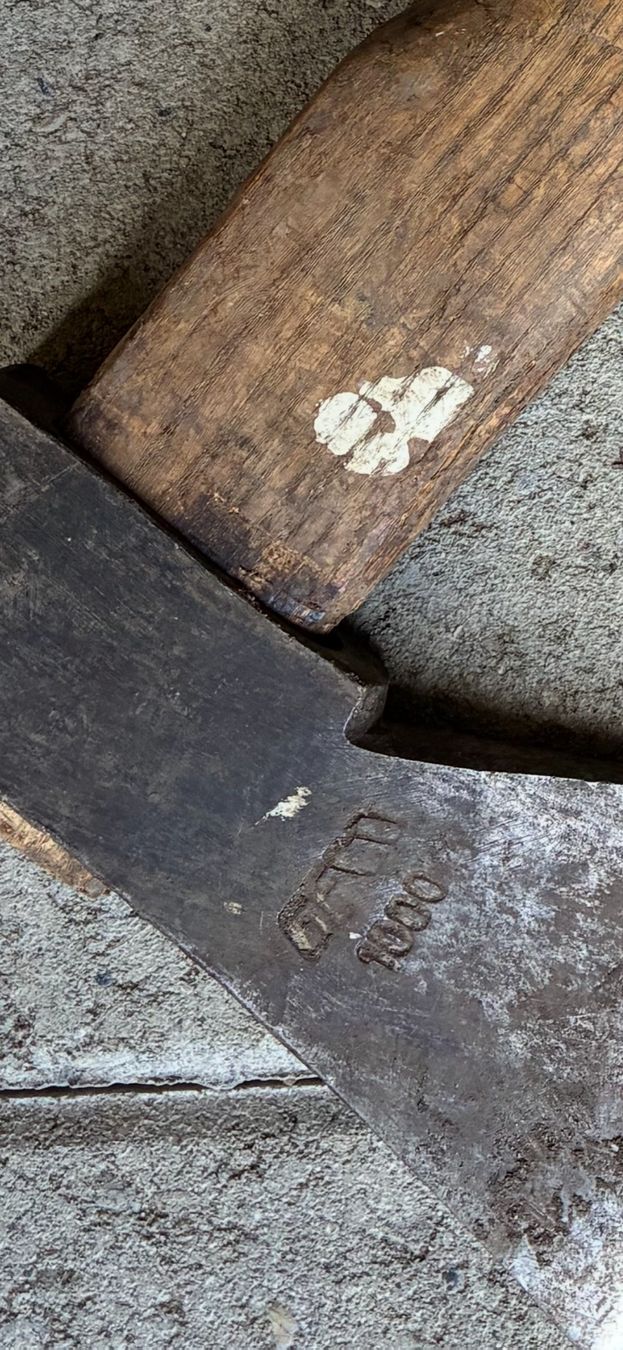Tutti gli attrezzi: Sehr alte Axt mit Holzstiel, gebraucht – Usato da Baar venduto da Johan016 1