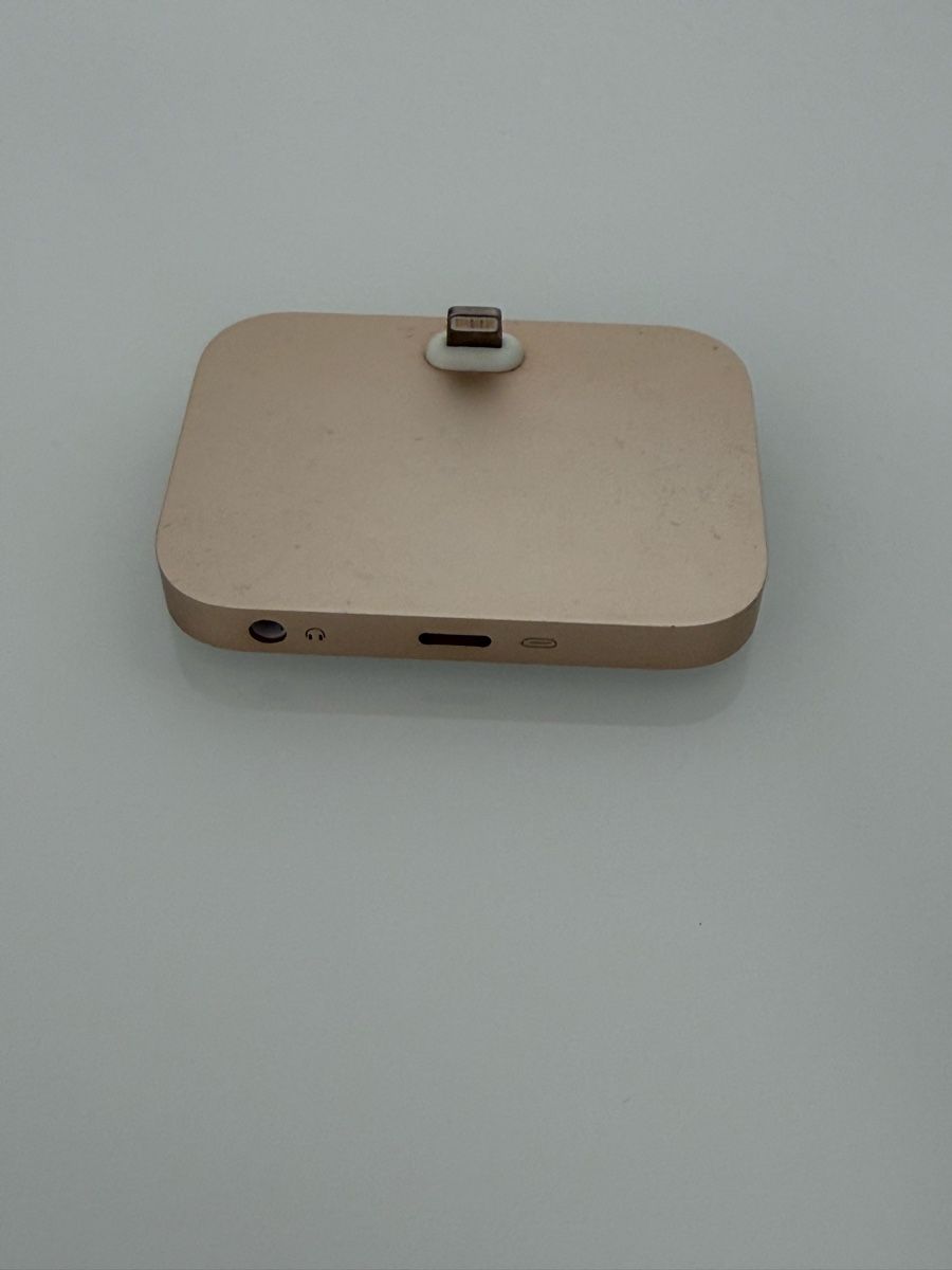 Docking station: Original Apple iPhone Docking Station Gold – Usato da Bütschwil venduto da hagy89 1