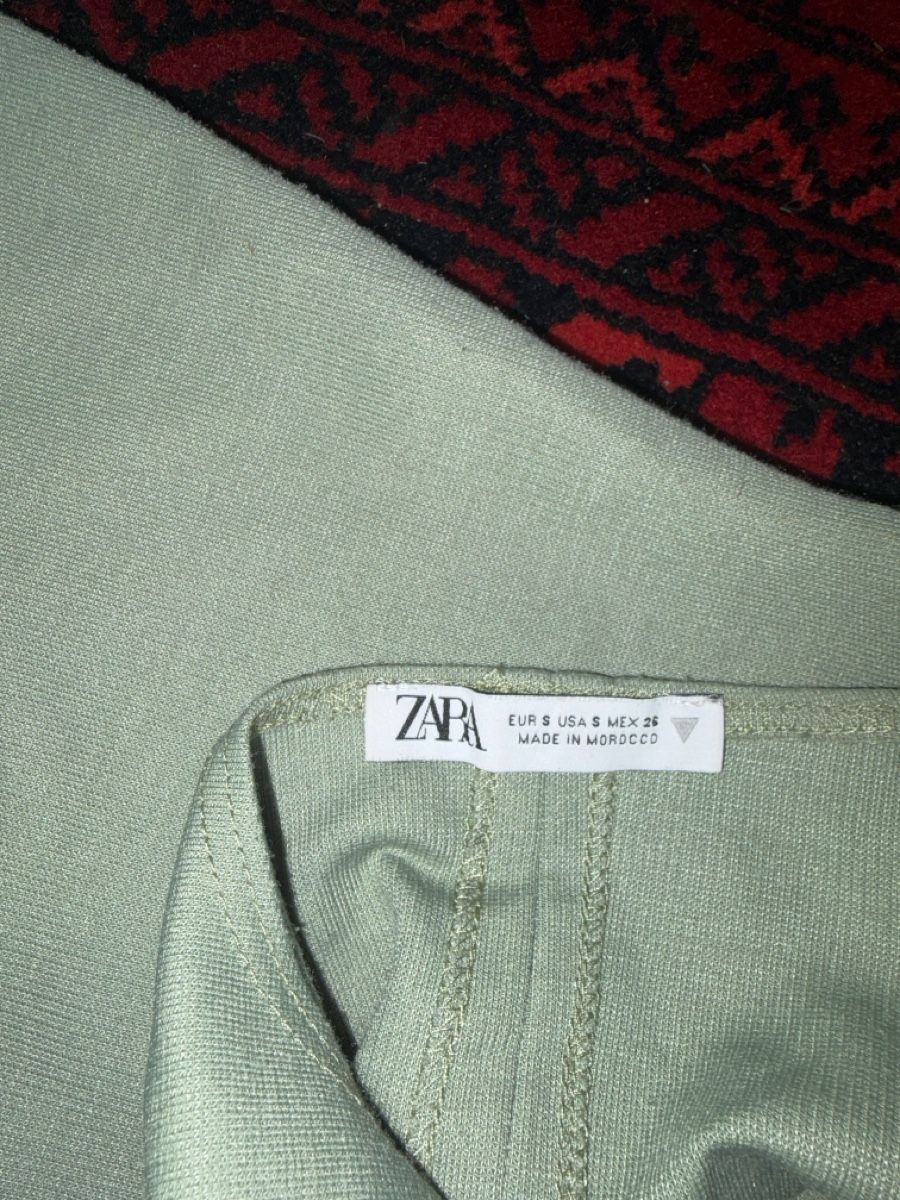 Zara Kleider: Zara Midikleid gerippt hellgrün Grösse S – Gebraucht aus Basel von sel_w5yn 2