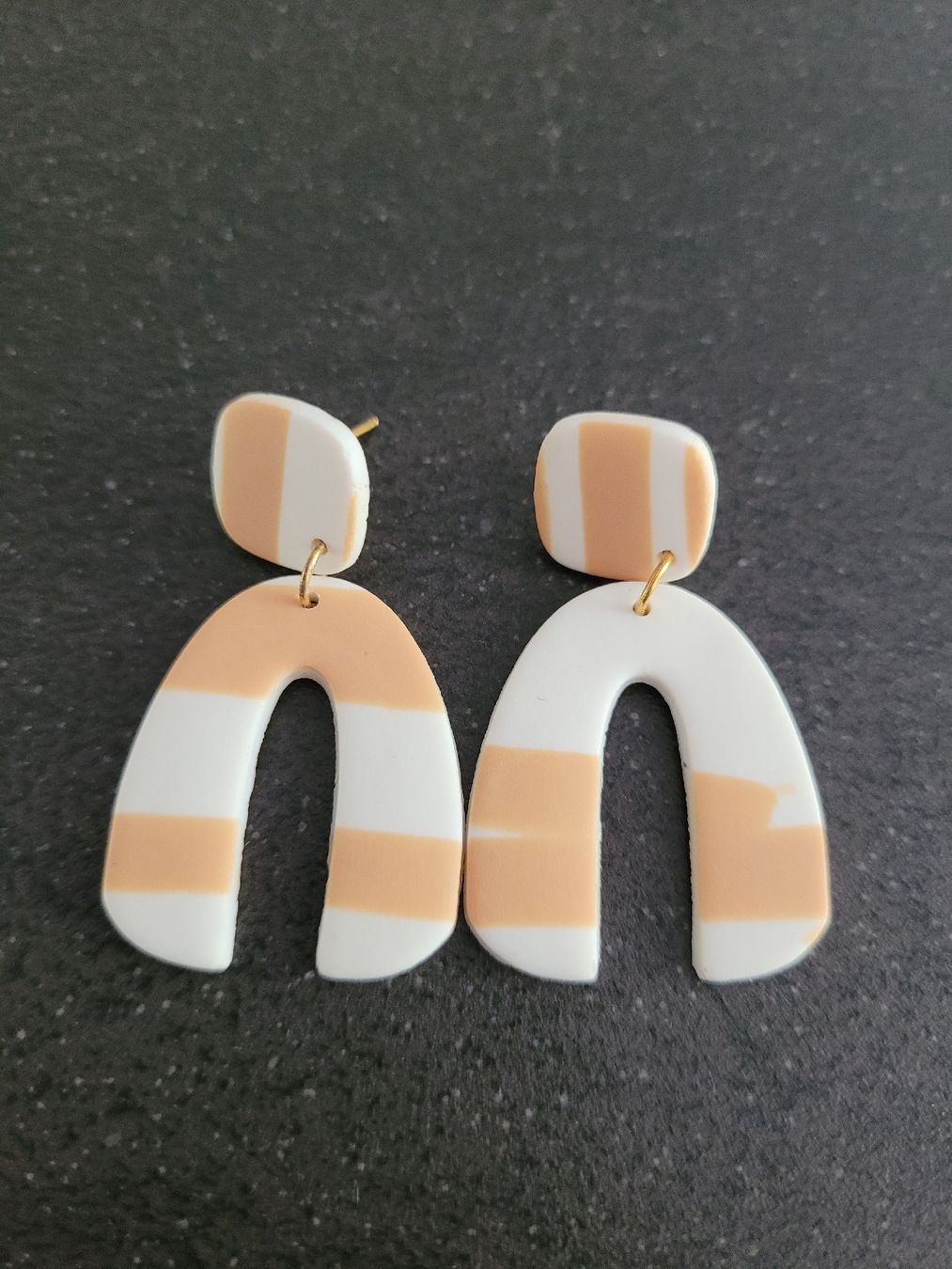 Ohrringe & -stecker: Trendige Statement Ohrringe, weiss - beige – Gebraucht aus Büren NW von nie_k6382
