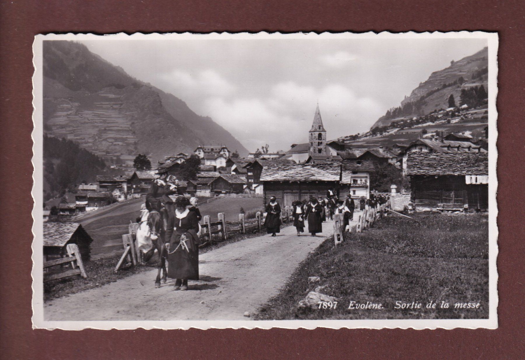 Cartoline postali: EVOLENE - Sortie de la messe – Usato da Pully venduto da nicecards