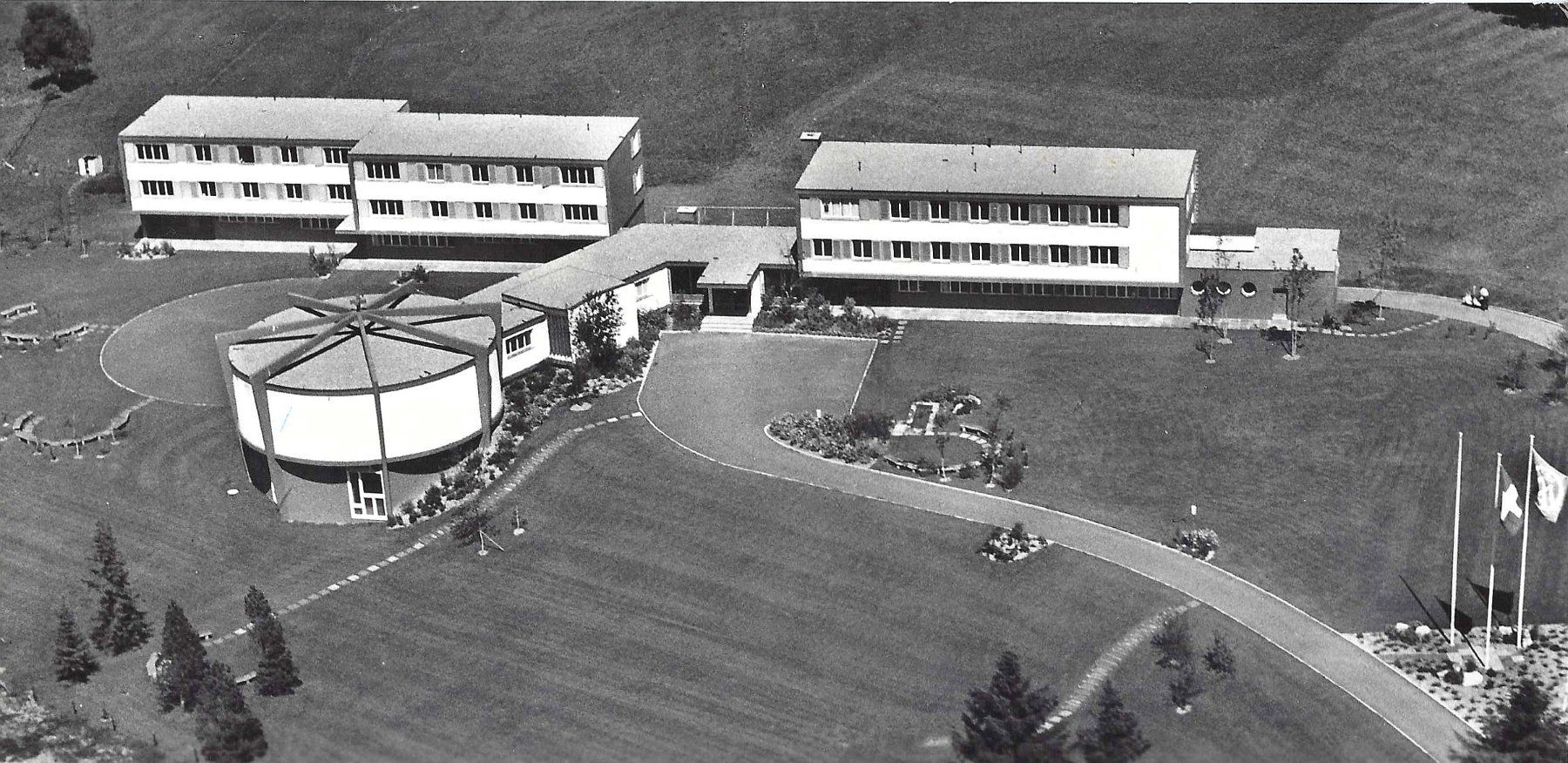 Ansichtskarten: AK spez. Format: Einsiedeln, Kongreg.- u. Blauringzentrum – Neu (gemäss Beschreibung) aus Buchs AG von Baerfisch