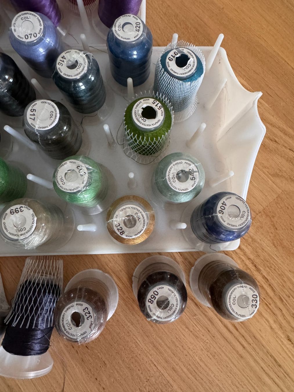 Cordicelle & Fili: 62 Konen / Farben Simthread Stickgarn 40WT 500m - neu – Nuovo (secondo la descrizione) da Frenkendorf venduto da Niqe 7