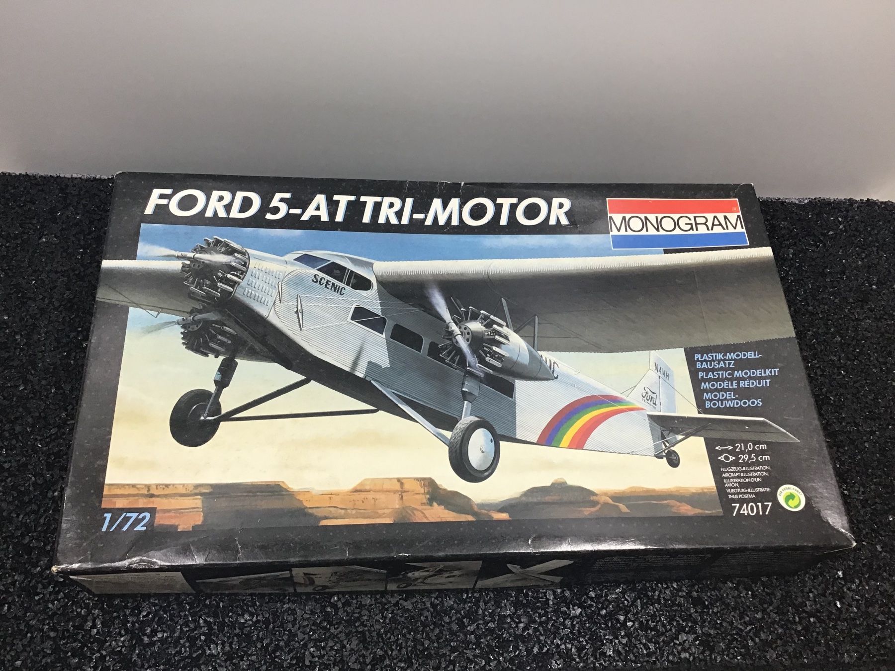 Kit di modellismo & Modellini statici: MONOGRAM FORD 5-ATTRI-MOTOR 1/72 – Usato da Männedorf venduto da Modell-Spezialisten