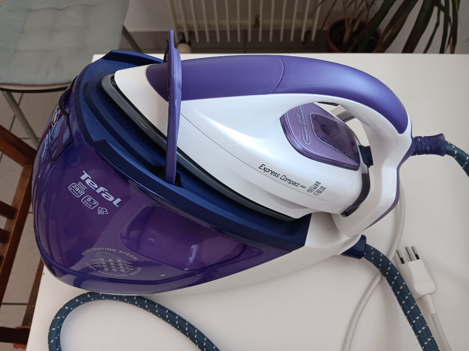 Tefal Bügeleisen: Tefal Express Compact Easy Steam Generator Iron – Gebraucht aus Versoix von lpid69 2