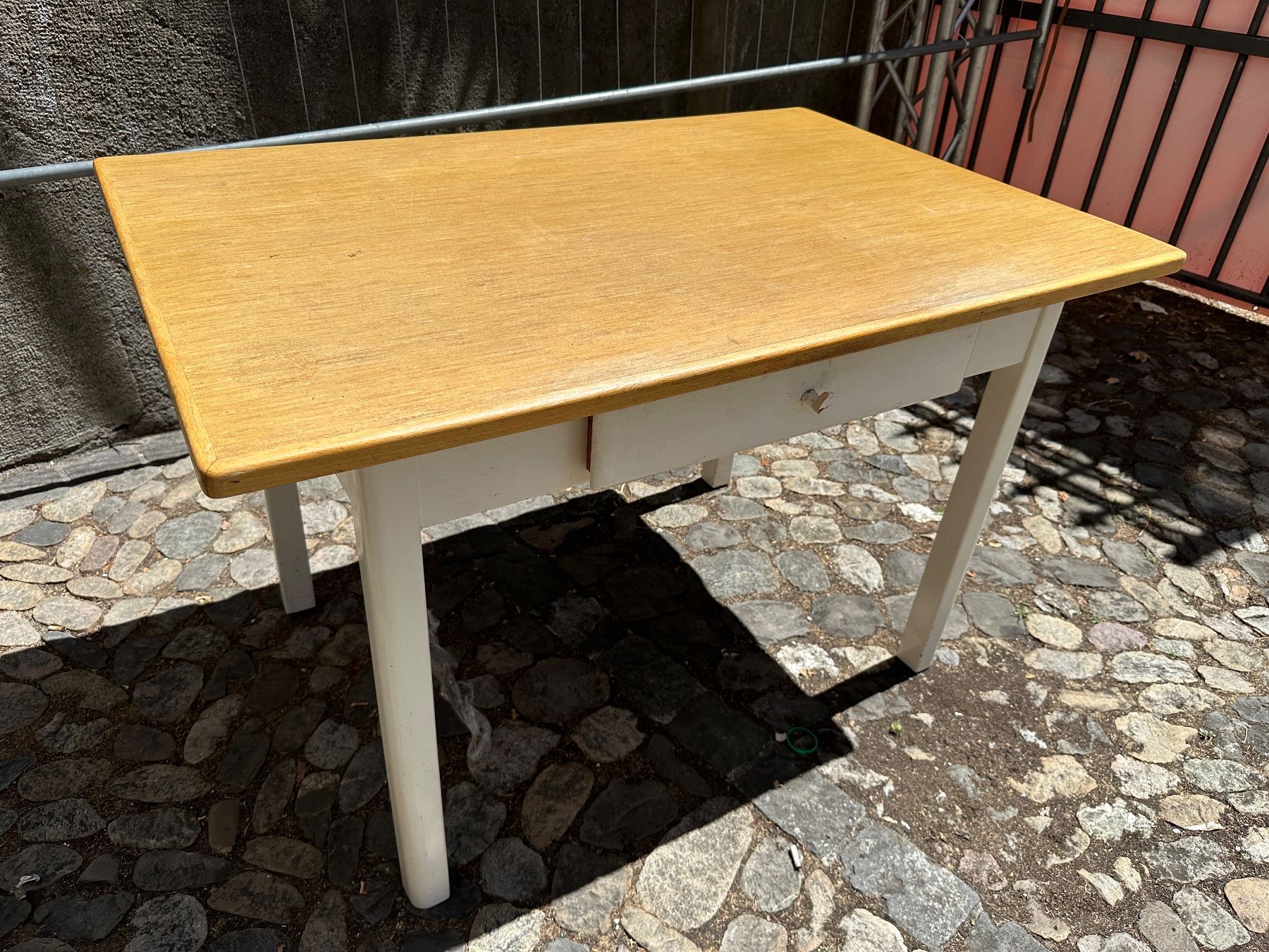 Tables: Holztisch mit Schublade – D'occasion à Zürich par atlantis77 2