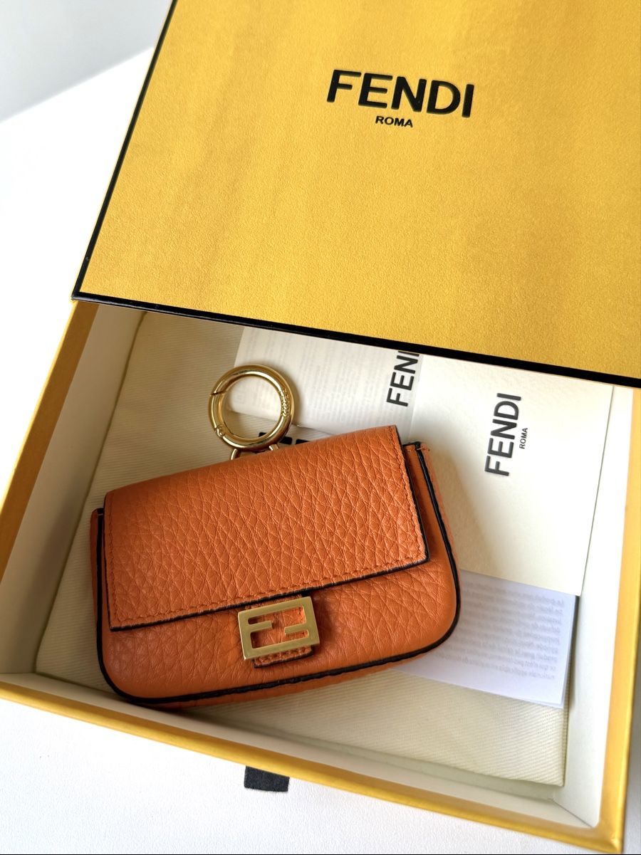 Fendi Borse da donna: FENDI Micro Baguette Leder Mini Bag charm Neu Orange – Nuovo e nell'imballaggio originale da Castagnola venduto da BlondiePosh