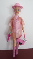 Barbie Puppe im Regen Outfit mit Hündchen Handtasche