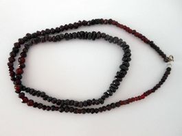 Halskette aus Granat-Steinen
