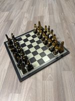 Scacchiera egizia con pezzi decorativi stile antico