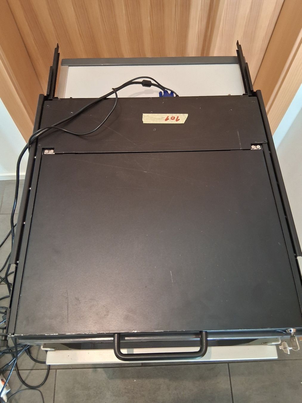 Server: KVM-Konsole – Usato da innertkirchen venduto da gold242 3