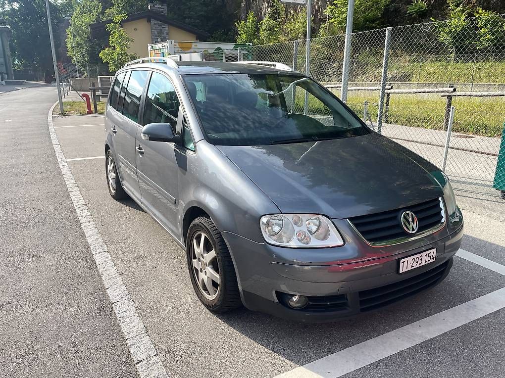 VW Automobili: VW Touran 2.0 FSI – Usato da Losone venduto da nat_c82b
