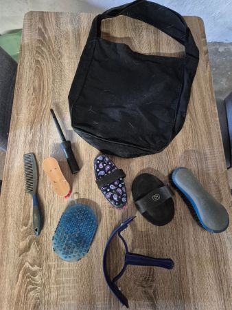 Putztasche / Putzbox mit Zubehör / Bürsten