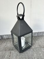 Lanterna decorativa in metallo nero e vetro