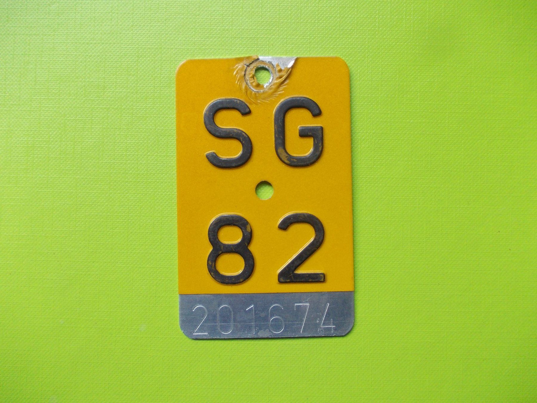 Insegne: Velonummer / Mofanummer / Töfflinummer SG 82 – Usato da Gsteigwiler venduto da HORMIGA21