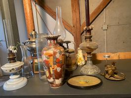 diverse antike Vasen und Leuchten