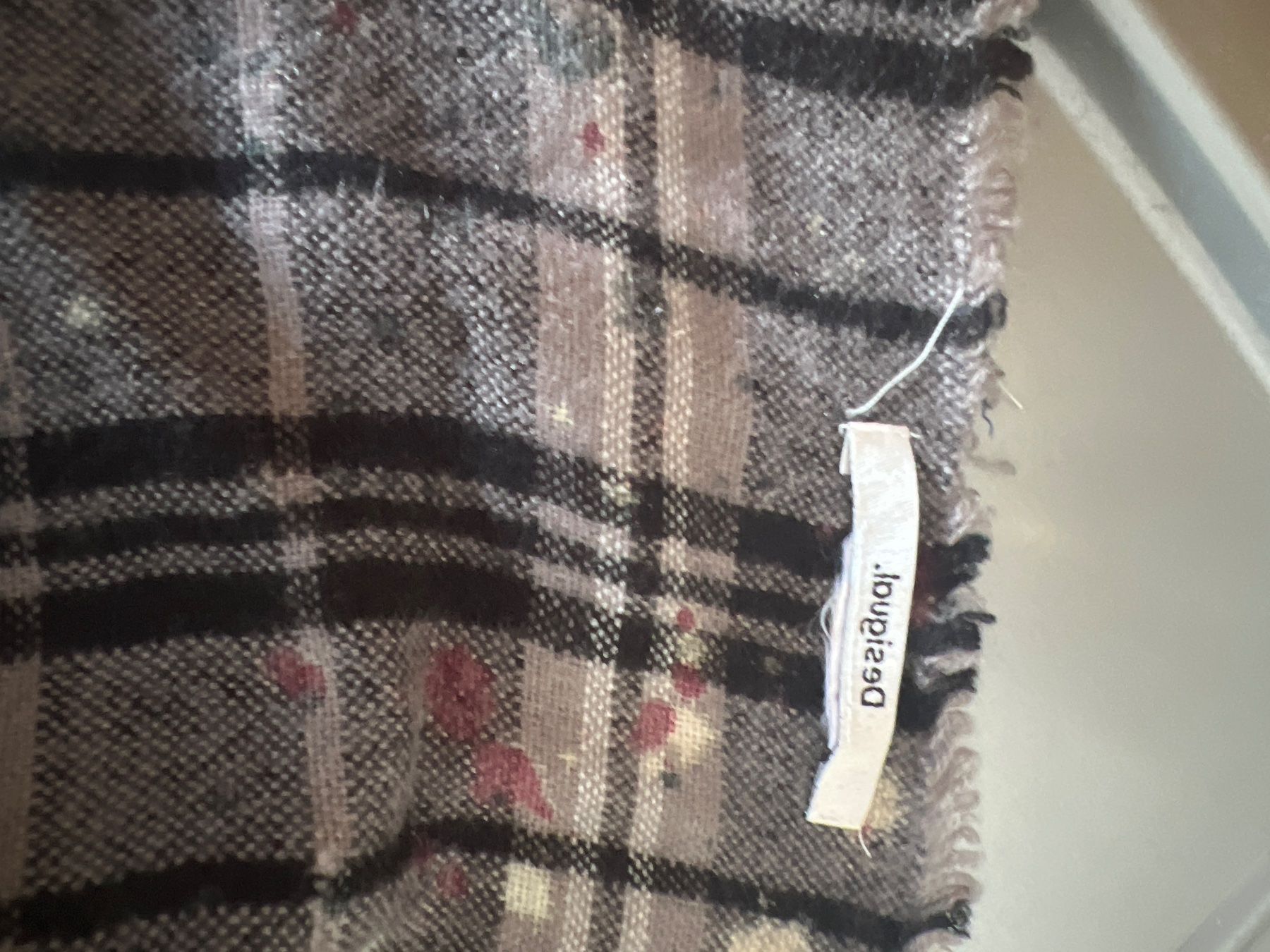 Desigual Foulard & Sciarpe: Schal Desigual – Usato da Winterthur venduto da britsi 4