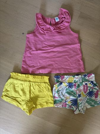 Lot d'été fille 23 mois: Haut rose + 2 shorts!