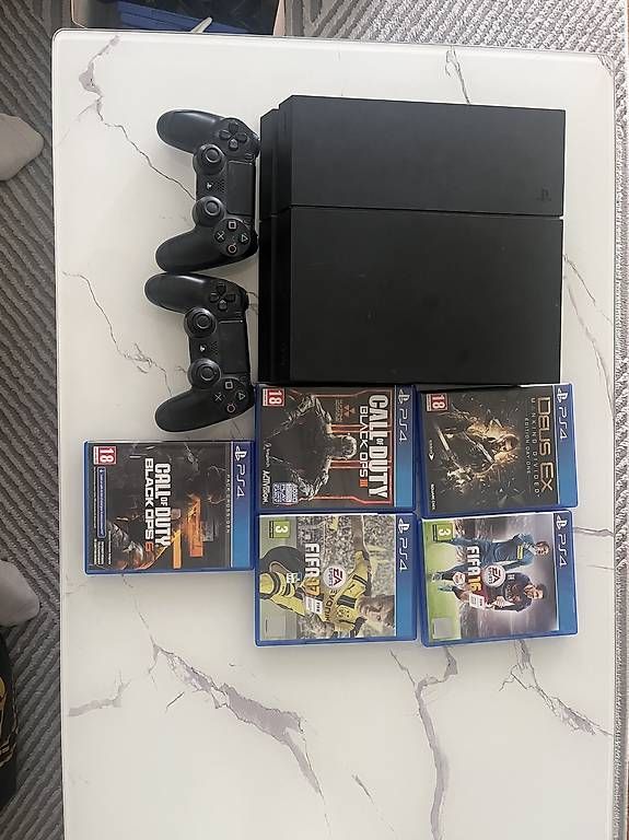 Konsolen: PS4 avec jeux et manettes  – Gebraucht aus Petit-Lancy von ced_d8px