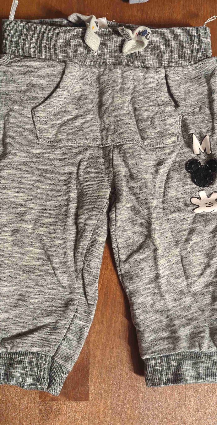 C&A Pantaloni: Graue Jogginghose mit Mickey Mouse Applikation, Gr. 80 – Usato da Kyburg-Buchegg venduto da zheer
