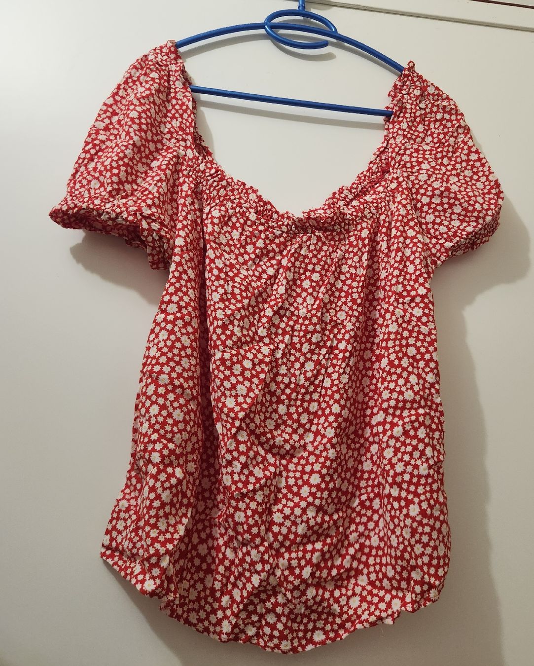 Sezane Tops: Top sezane fleuri rouge blanc taille 40 – D'occasion à Niedergösgen par Eva2410 1