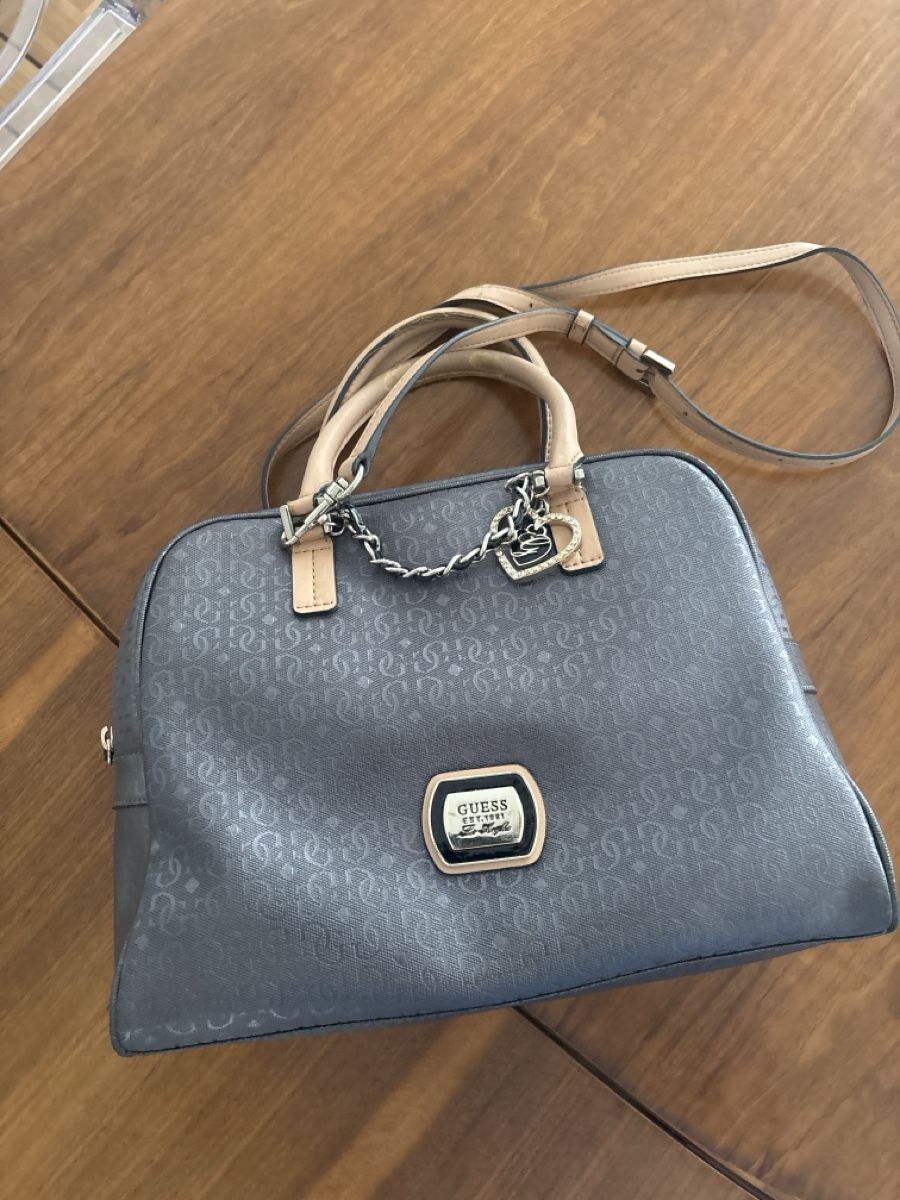 Guess Sacs femmes: Guess handbag grey with dustbag – D'occasion à Sion par Betty1512 1