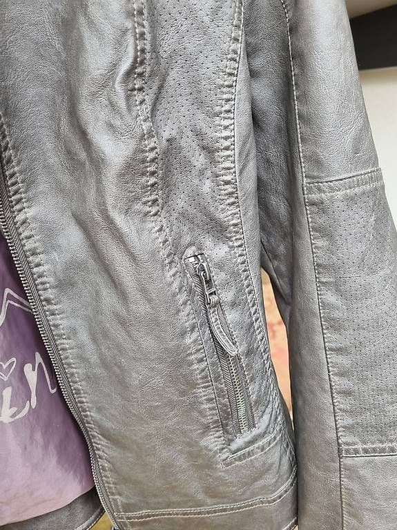 Vestes: Kunstlederjacke Grösse 40 – D'occasion à Witterswil par Katja... 3