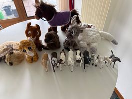 Lot verschiedene Schleich Pferde und diverse Plüschtiere