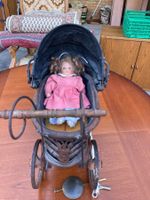 Puppenwagen alt Eisen mit Puppe Grösse 50cm Zustand alt