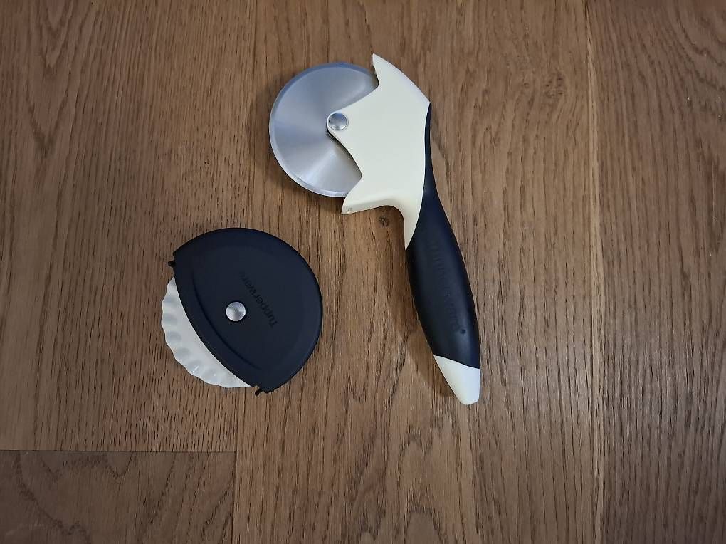 Tupperware Elettrodomestici da cucina: Tupperware Pizzaschneider mit Teigrädli – Usato da Mels venduto da Aloha86