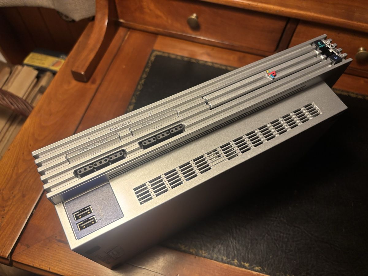 Sony Console: PlayStation 2 Silver  – Usato da Mézières VD venduto da P-M-C 2