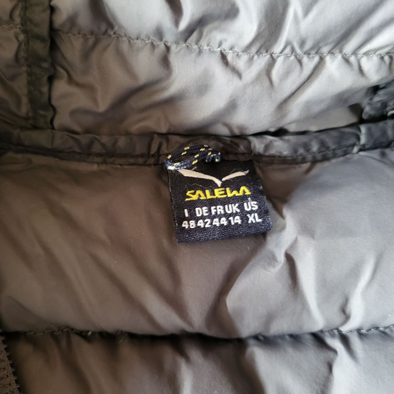 Salewa Giacche: SALEWA Daunenjacke Gr. 40 Dunkelgrau – Usato da Tägertschi venduto da TheChange 2