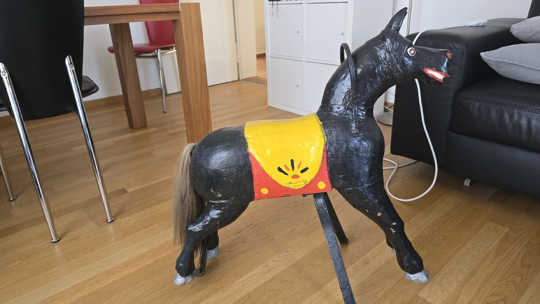 Figuren: Kleines, sehr stabiles "Karusellpferdchen" aus Metall – Gebraucht aus zürich von Wunderkind 1