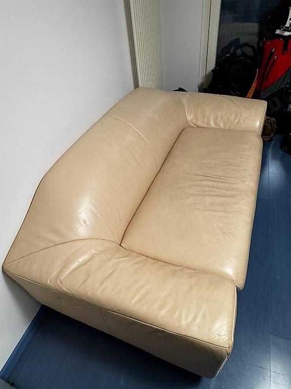 Divani: Beiges Echtleder-Sofa zu verschenken – Usato da Beringen venduto da _kiikiileein